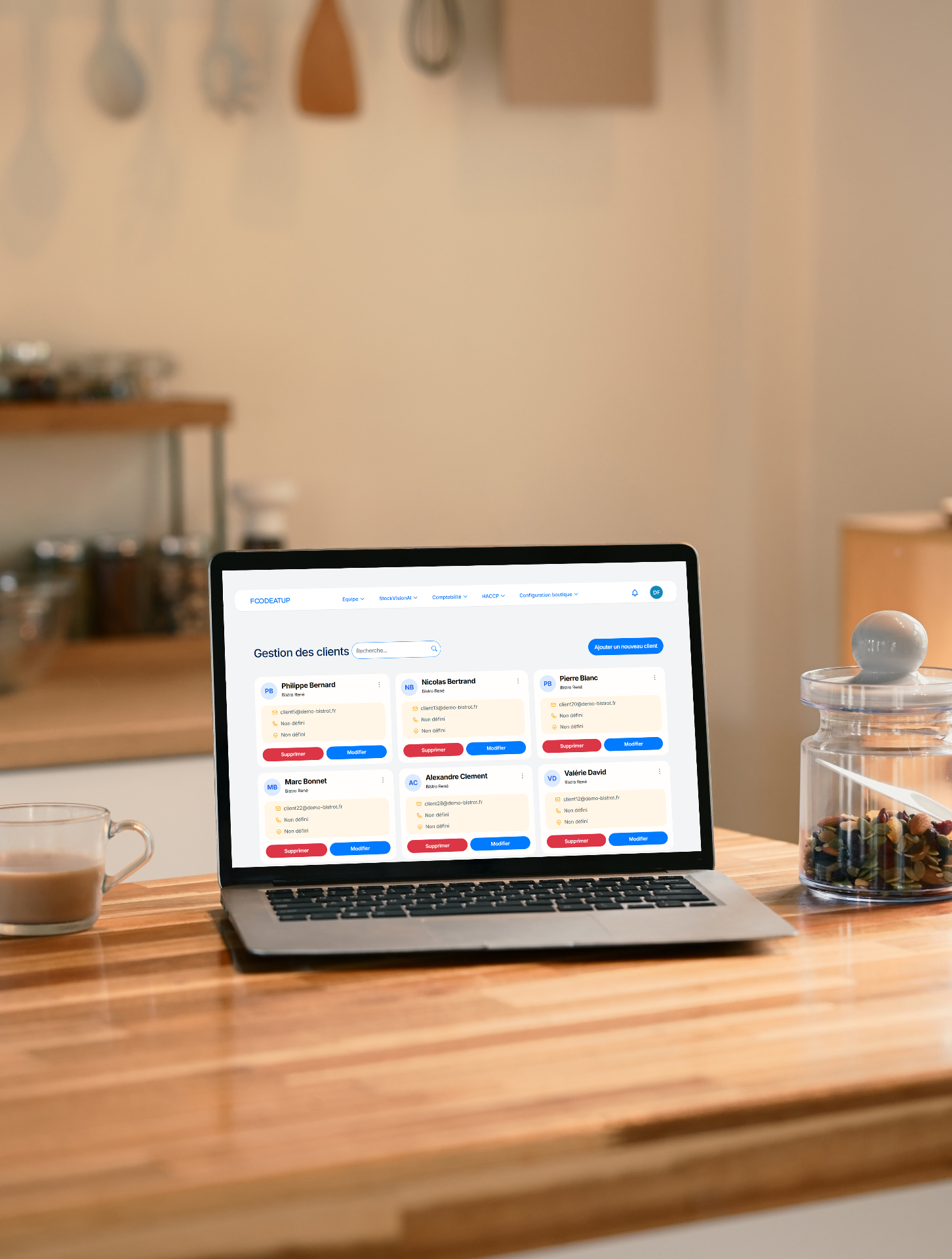 FoodEatUp utilisé en cuisine — gestion des clients sur ordinateur portable