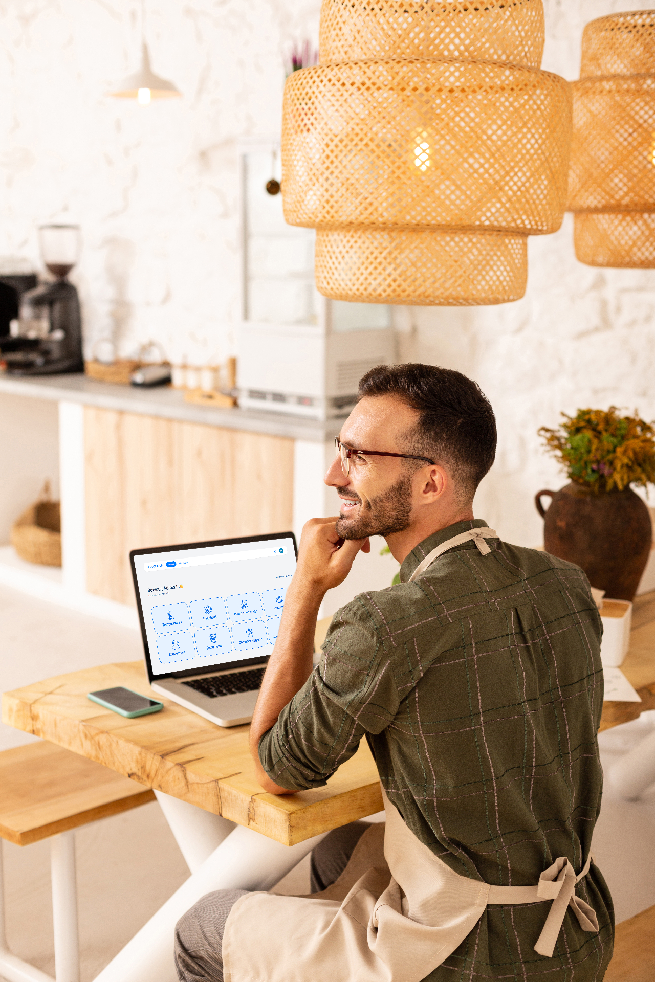Restaurateur pilotant son établissement avec FoodEatUp depuis sa table